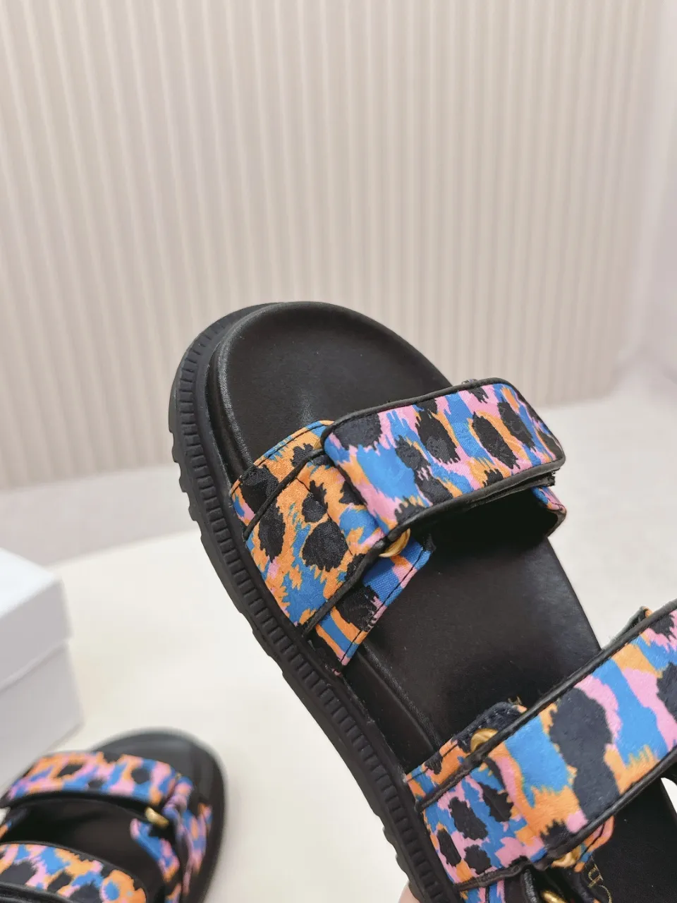 👟👟Ex-factory price 480👟👟 DIOR classic sandals mixed sheepskin DiorAct sandals are fashionable. Paired with an insole that fits the shape of your foot, it's made of exceptionally lightweight and comfortable leather. The upper straps are fastened with Velcro and are decorated with a gold-finish metal "Dior" logo, which complements the style design. These sandals add a modern edge to any look. Fabric: Imported mixed sheepskin Lining: Imported sheepskin Outsole: Original TPU outsole Code number: 35-42 (41 42 customized, non-refundable)